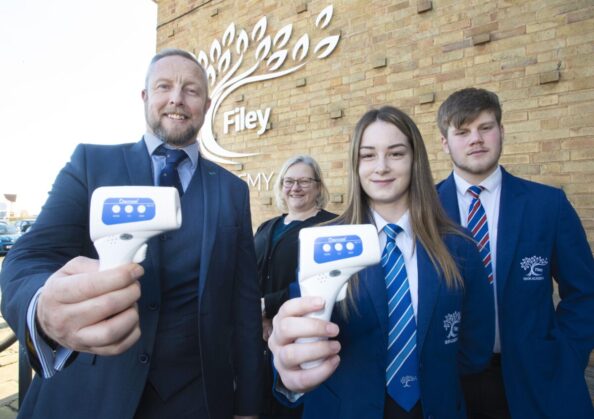 Pulsar Instruments spendet 240 Handthermometer an alle Schulen einer in Yorkshire ansässigen Stiftung mit mehreren Akademien