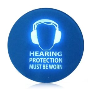 La señal de advertencia activada por ruido SafeEar muestra el mensaje "Debe llevar protección auditiva".